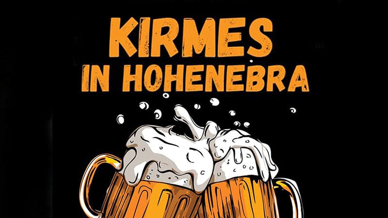 Zwei schäumende Bierkrüge klirren unter dem fetten orange-gelben Schriftzug "KIRMES IN HOHENEBRA" auf schwarzem Hintergrund zusammen - perfekt für Fans von Veranstaltungen im Kyffhäuserkreis oder alle, die einen lebendigen Veranstaltungsort in Thüringen suchen.